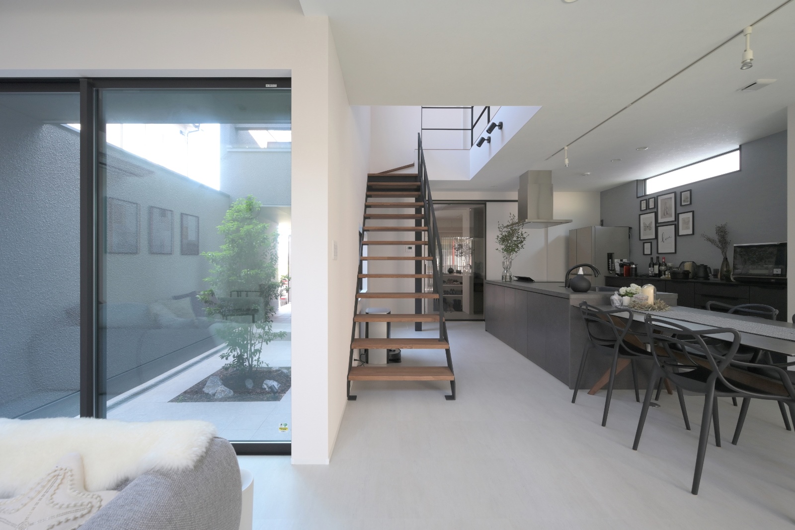 隠して魅せる家